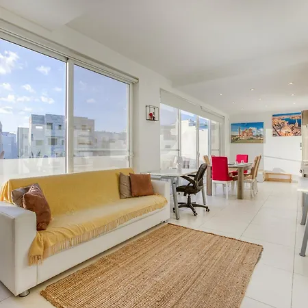 Apartment A Lovely 1br Penthouse With Private Terrace & Wifi By 360 Estates