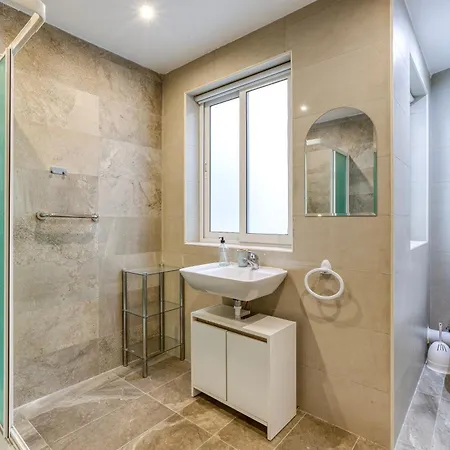 A Lovely 1br Penthouse With Private Terrace & Wifi By 360 Estates Apartment *