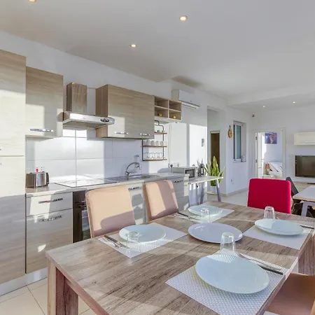 Apartment A Lovely 1br Penthouse With Private Terrace & Wifi By 360 Estates *